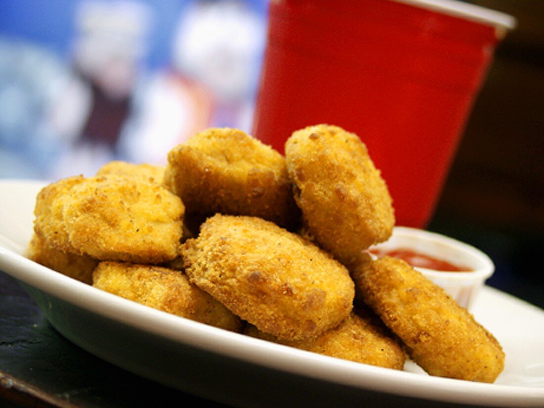 Chicken Nuggets auf Teller mit Ketchup