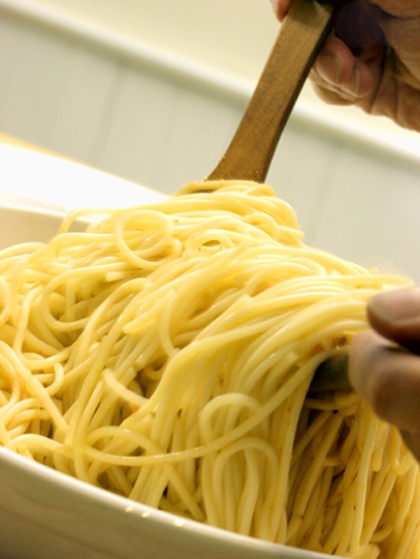 Spaghetti mit Sauce vermischen