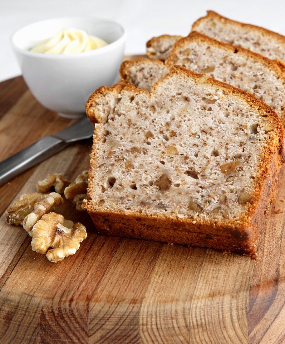 Bananen-Walnuss-Kuchen und Butter