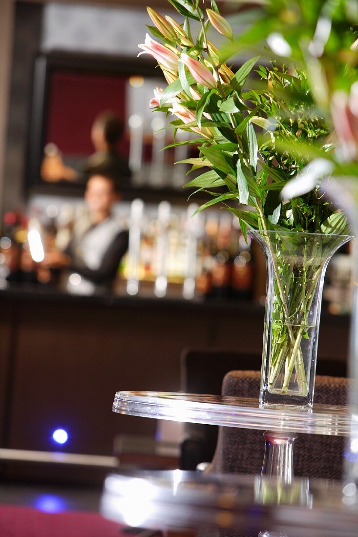 Tisch mit Blumenstrauss in einer Champagner-Bar