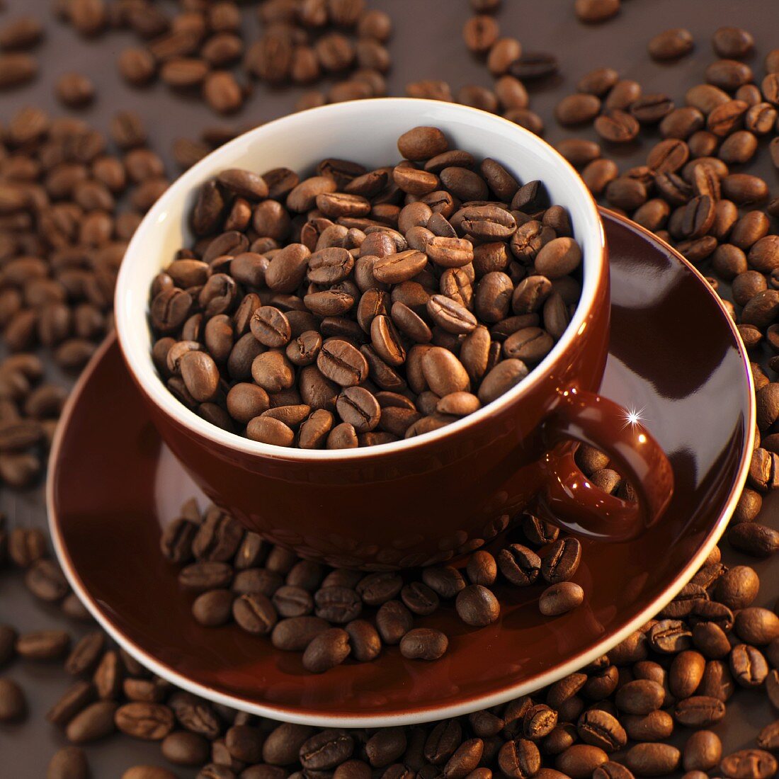 Kaffeebohnen in einer Kaffeetasse
