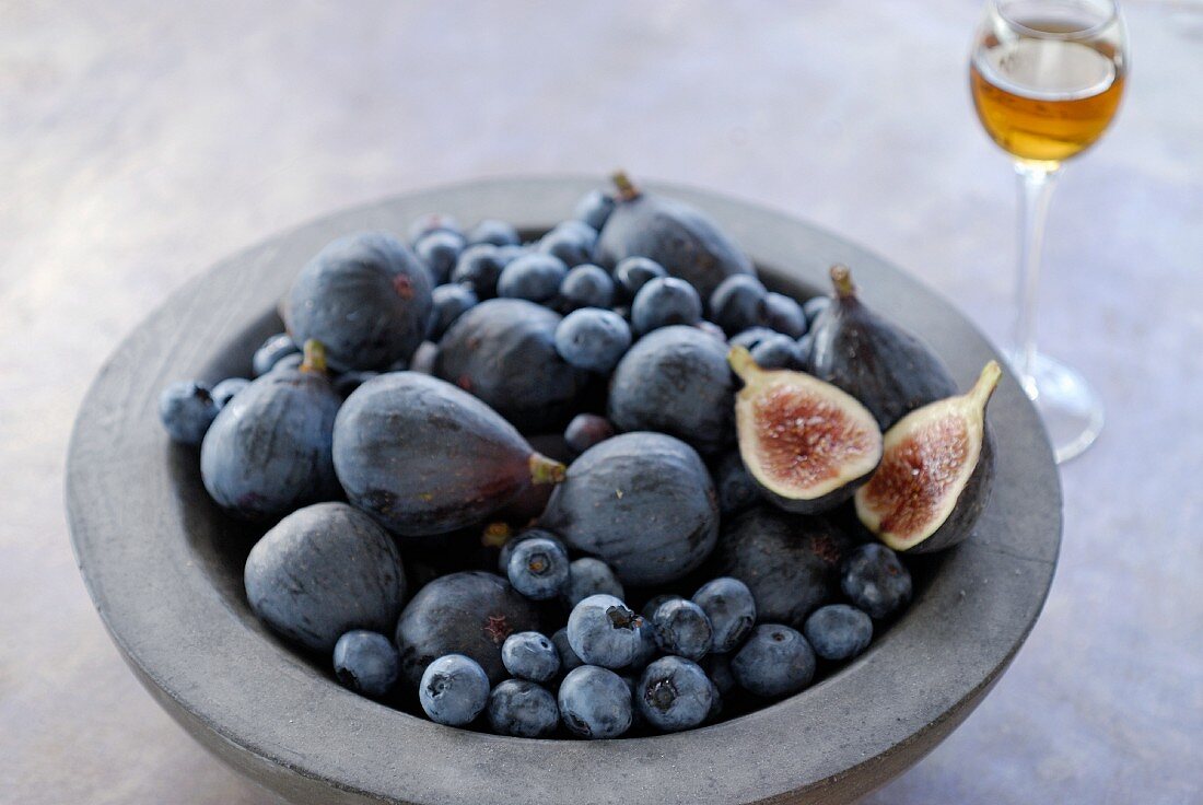 Heidelbeeren mit Feigen in einer Schale