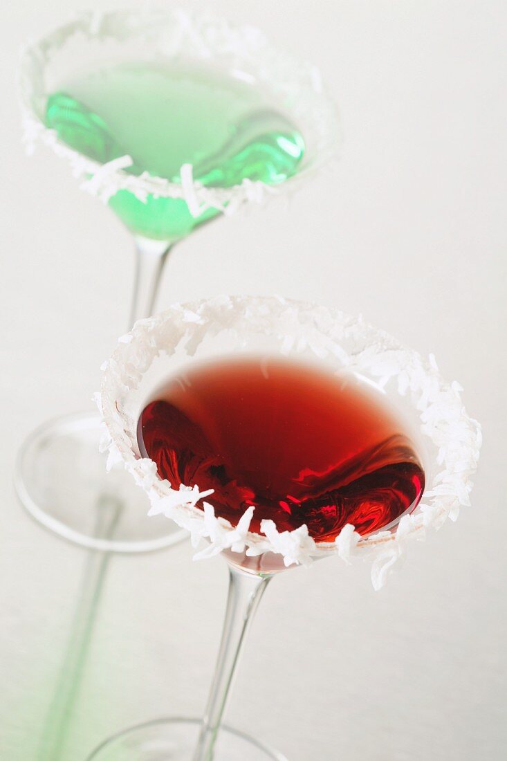 Cocktails mit Cranberry und Minze in Gläsern mit Kokosrand