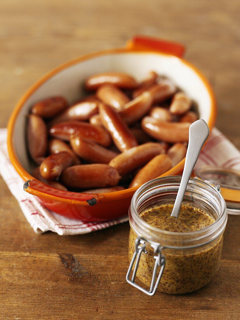 Small sausages with mustard