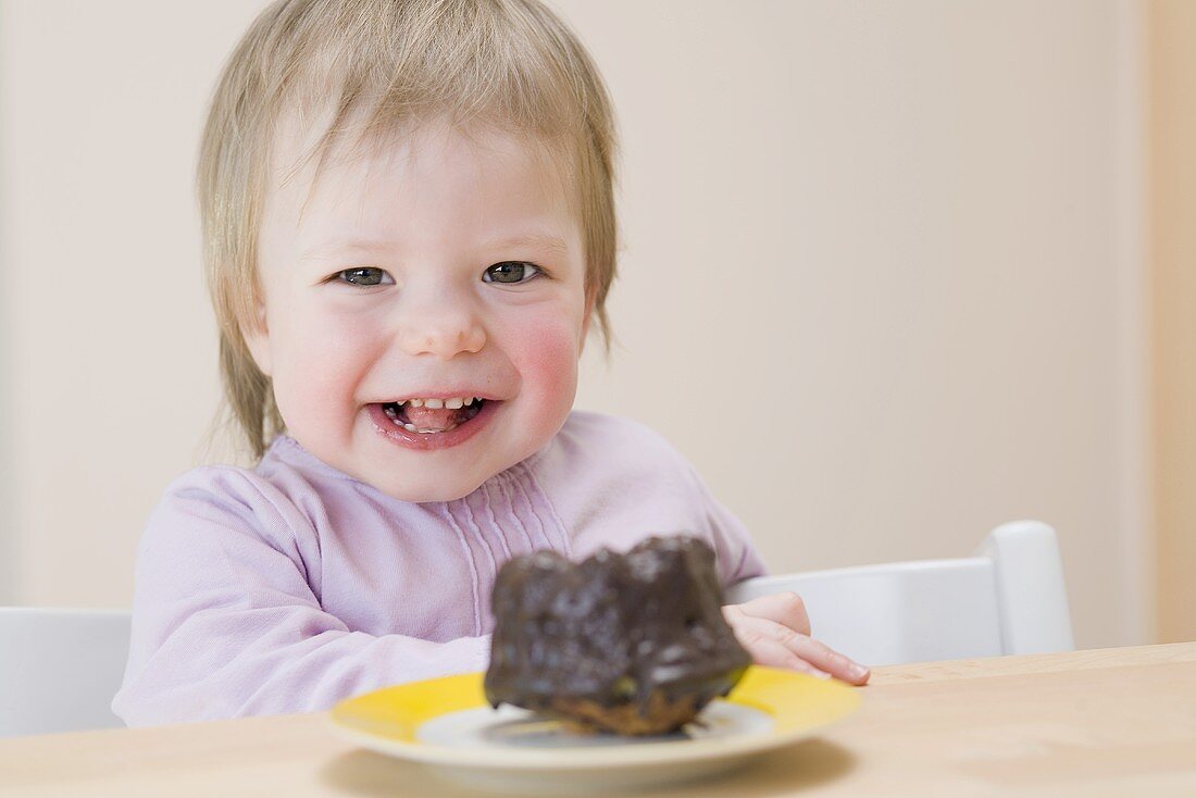 Kleines Mädchen mit Mini-Schokoguglhupf