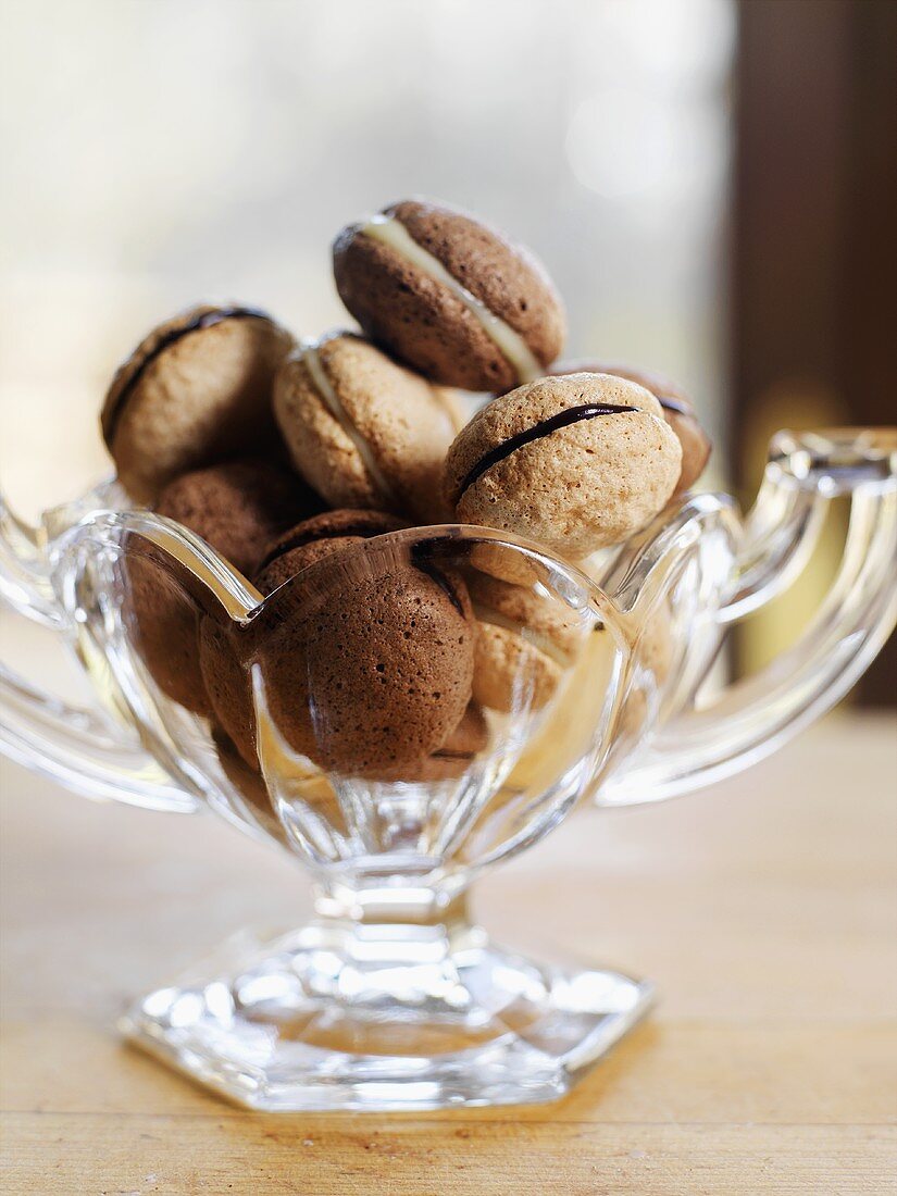 Macarons (französisches Kleingebäck) in einer Glasschale