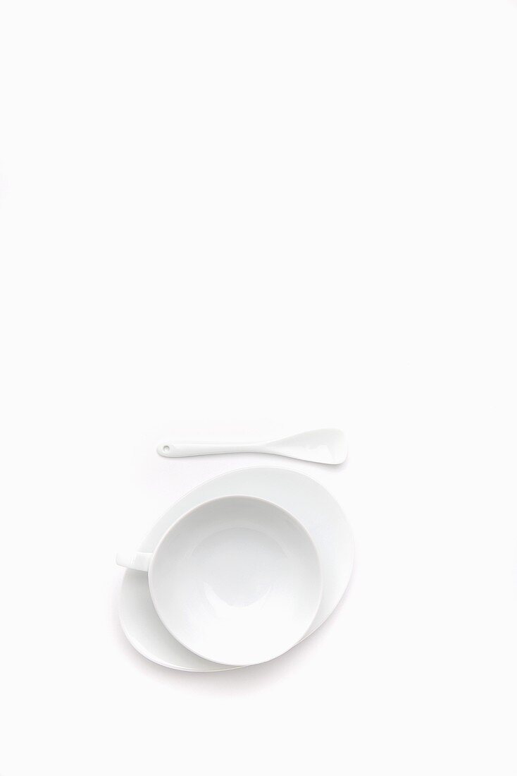 weiße Teetasse mit Untertasse und Löffel