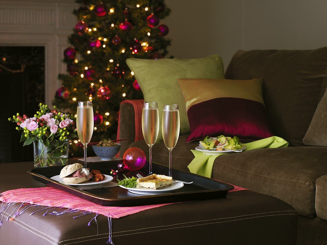 Champagner, Sandwich, pikanter Kuchen, Salat & Weihnachtsbaum