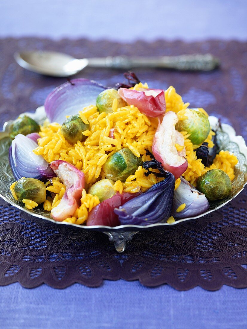 Saffron rice with vegetables and apple wedges