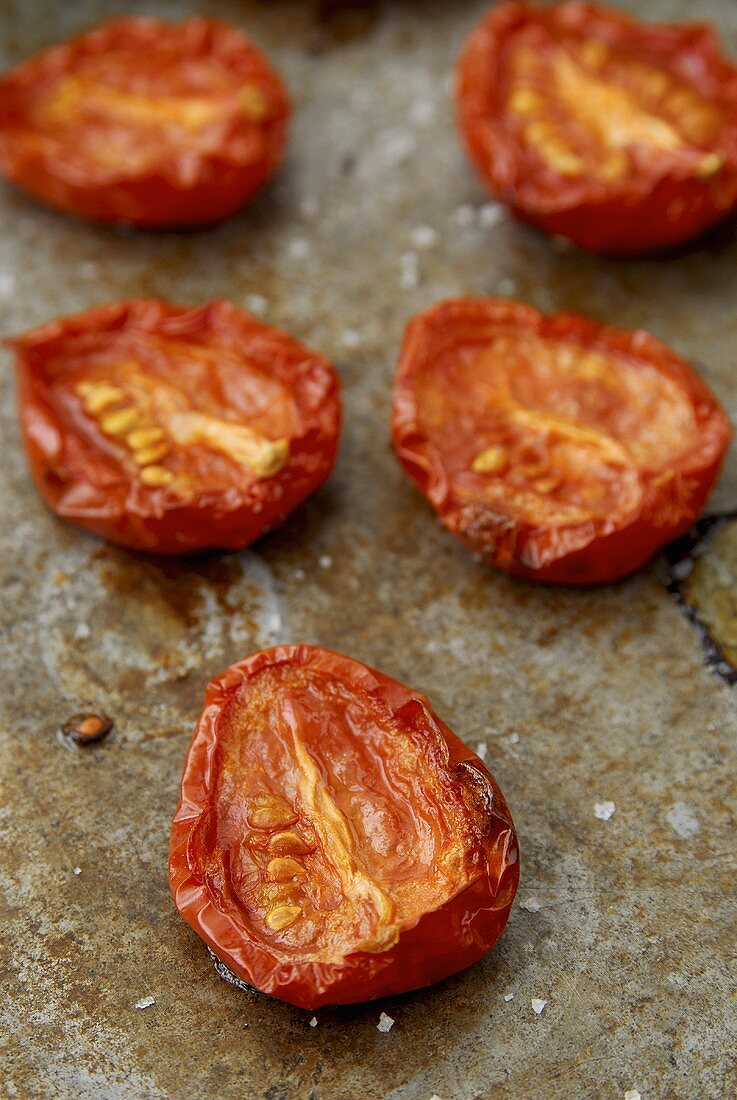 Geröstete Tomaten auf einem Backblech