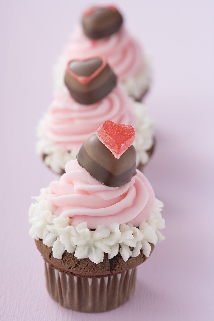 Drei Cupcakes zum Valentinstag in einer Reihe