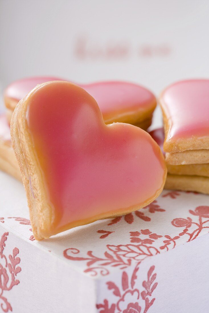 Kekse in Herzform zum Valentinstag (Close-Up)