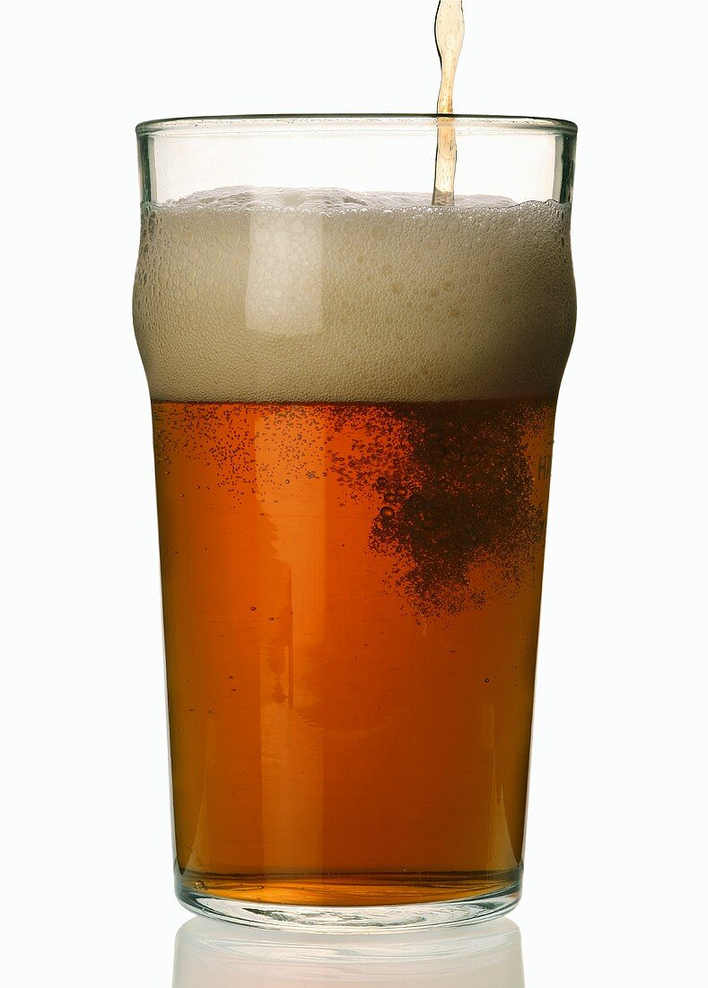 Ein Glas Bier einschenken (Sorte: Bitter, England)