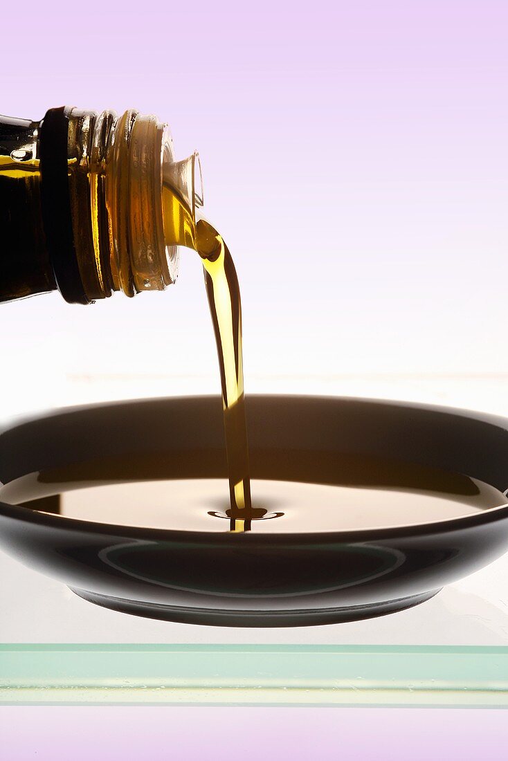 Olivenöl in eine Schale gießen