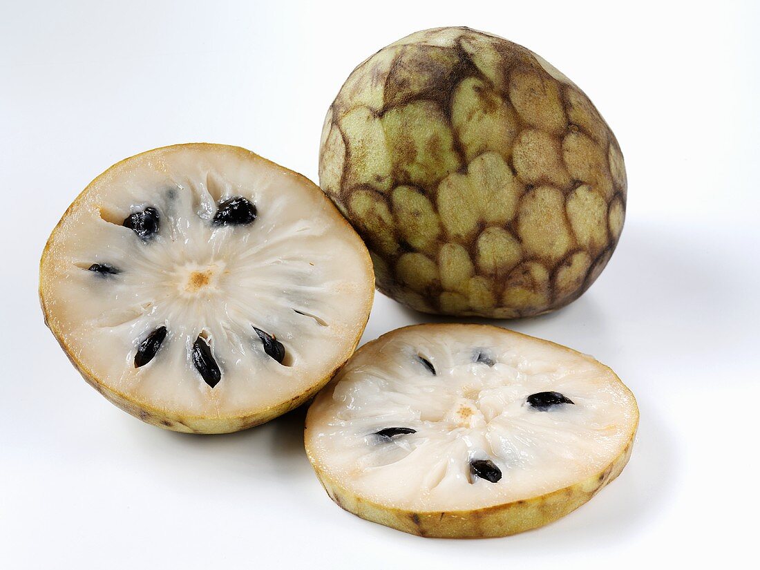 Cherimoya, ganz und aufgeschnitten