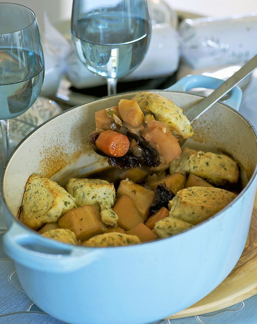 Gemüseeintopf mit Kürbis und Knödel