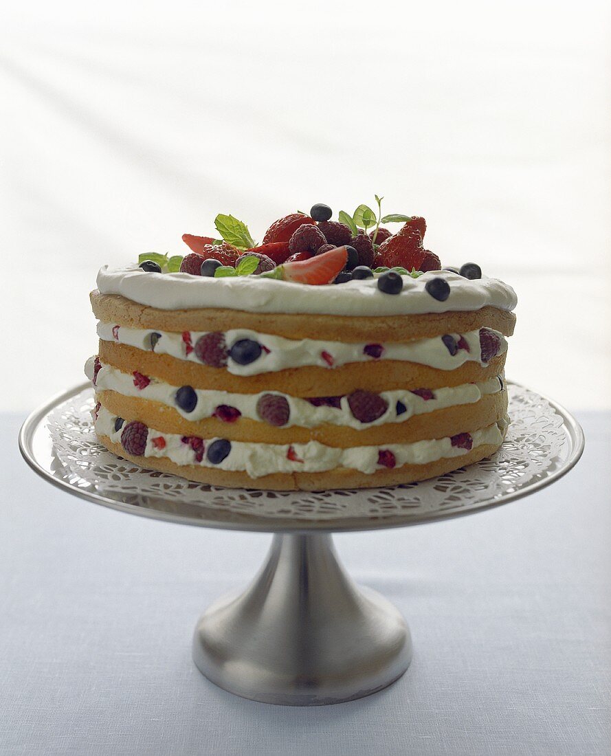 Layer cake filled with cream and fresh berries