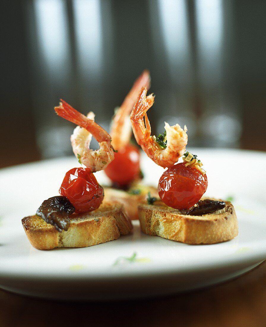 Cocktail tomatoes and prawns on toast