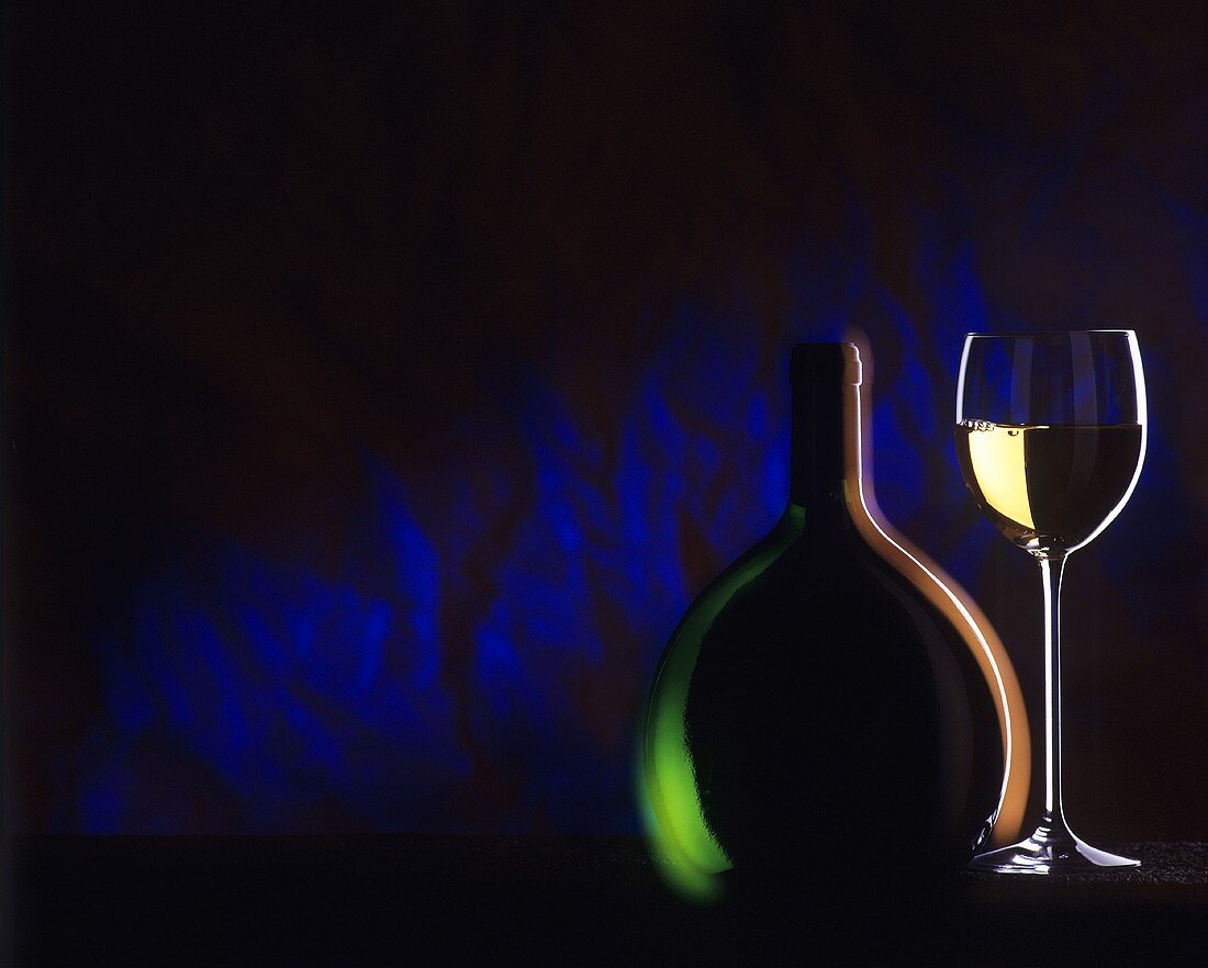 Bocksbeutel und ein Glas Weißwein