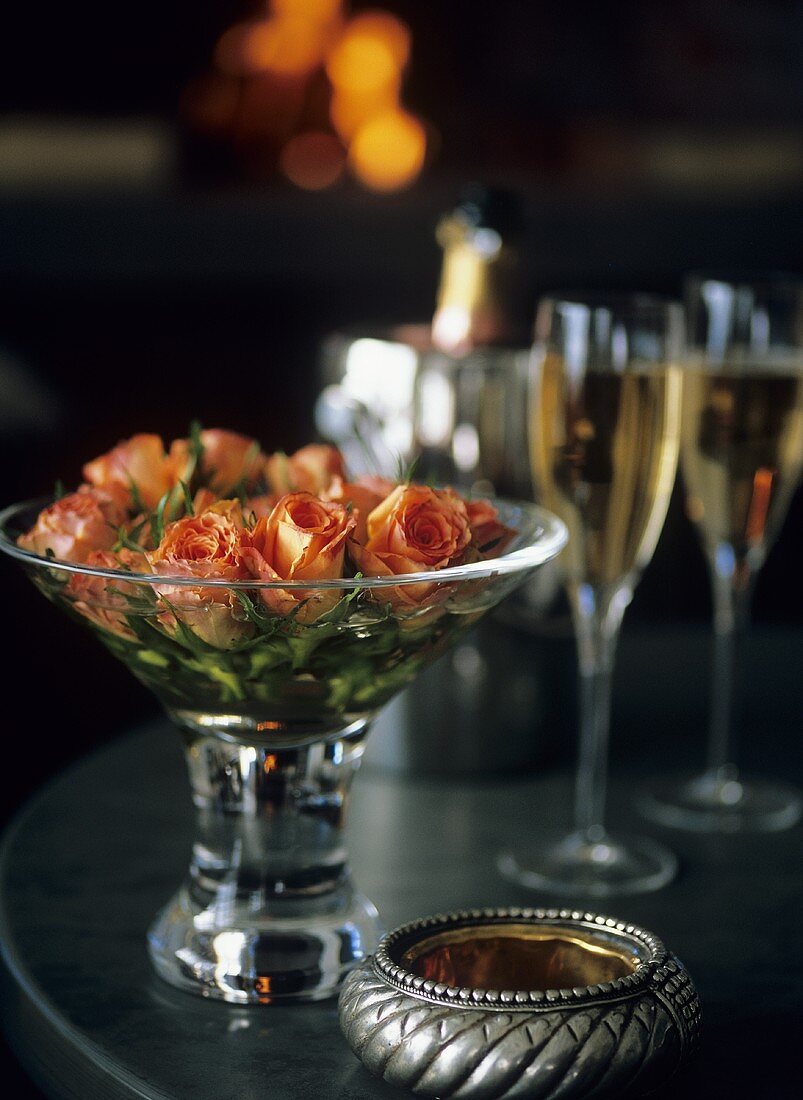 Schale mit Rosen und Champagner