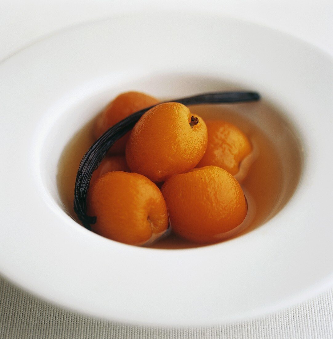 Poached apricots with vanilla