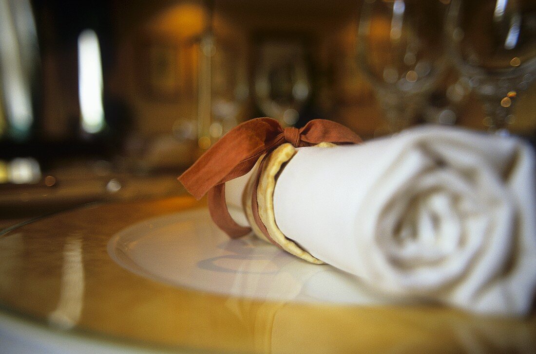Place-setting with white fabric napkin