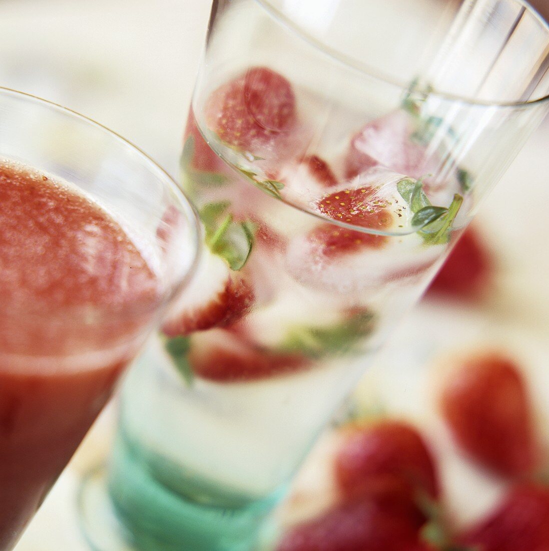 Drink mit Erdbeer-Eiswürfeln