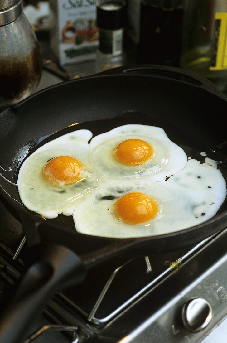 Frying eggs in a frying pan