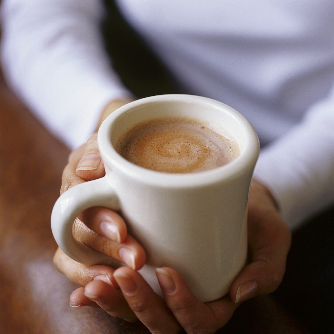 Hände halten eine Tasse heiße Schokolade