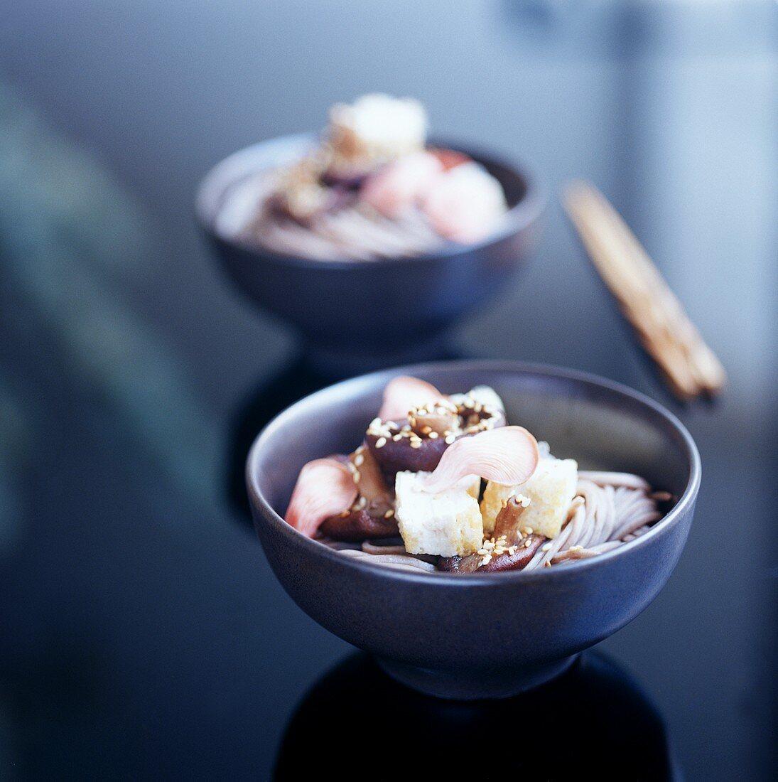 Sobanudeln mit Tofu, Shiitake-Pilzen und Sesamsamen