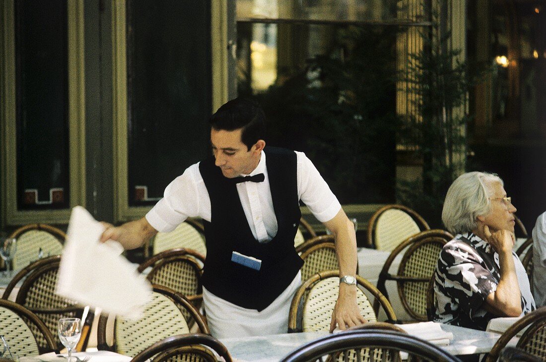 Kellner in Café in Aix au Provence