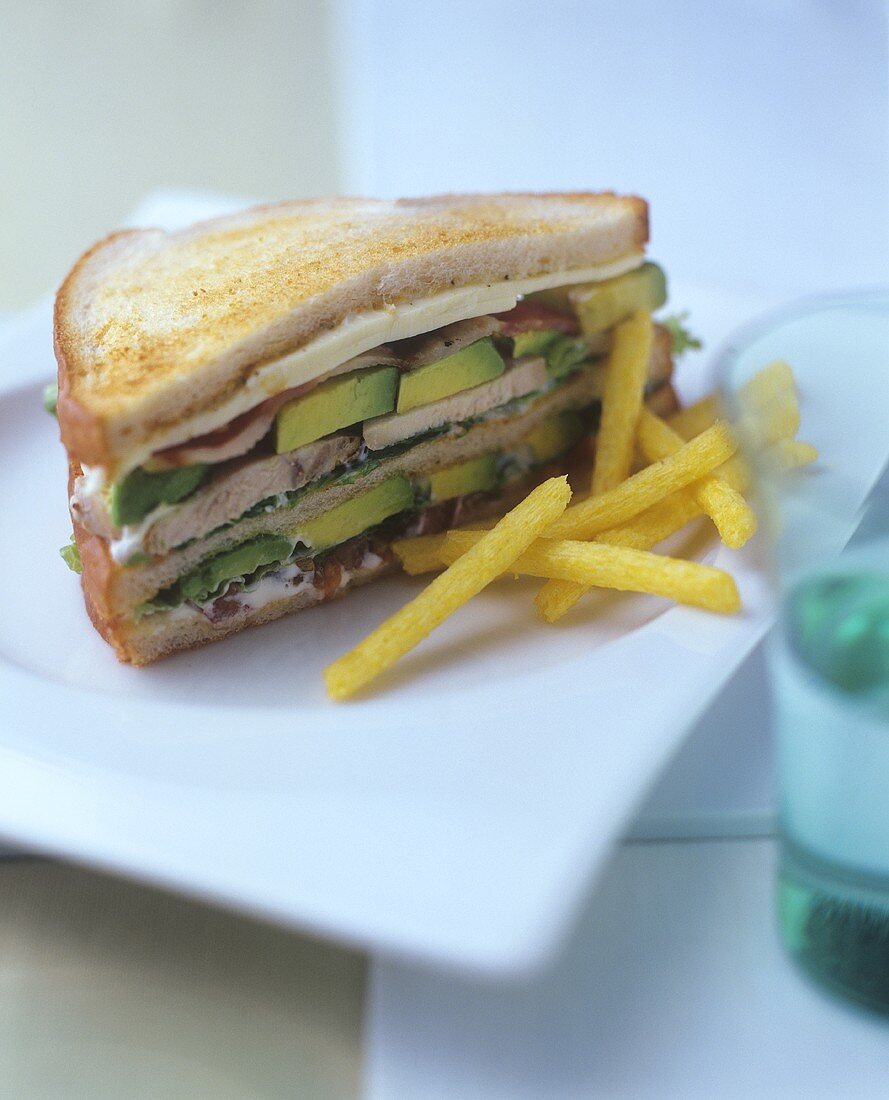 Reich belegtes Sandwich, daneben Pommes frites