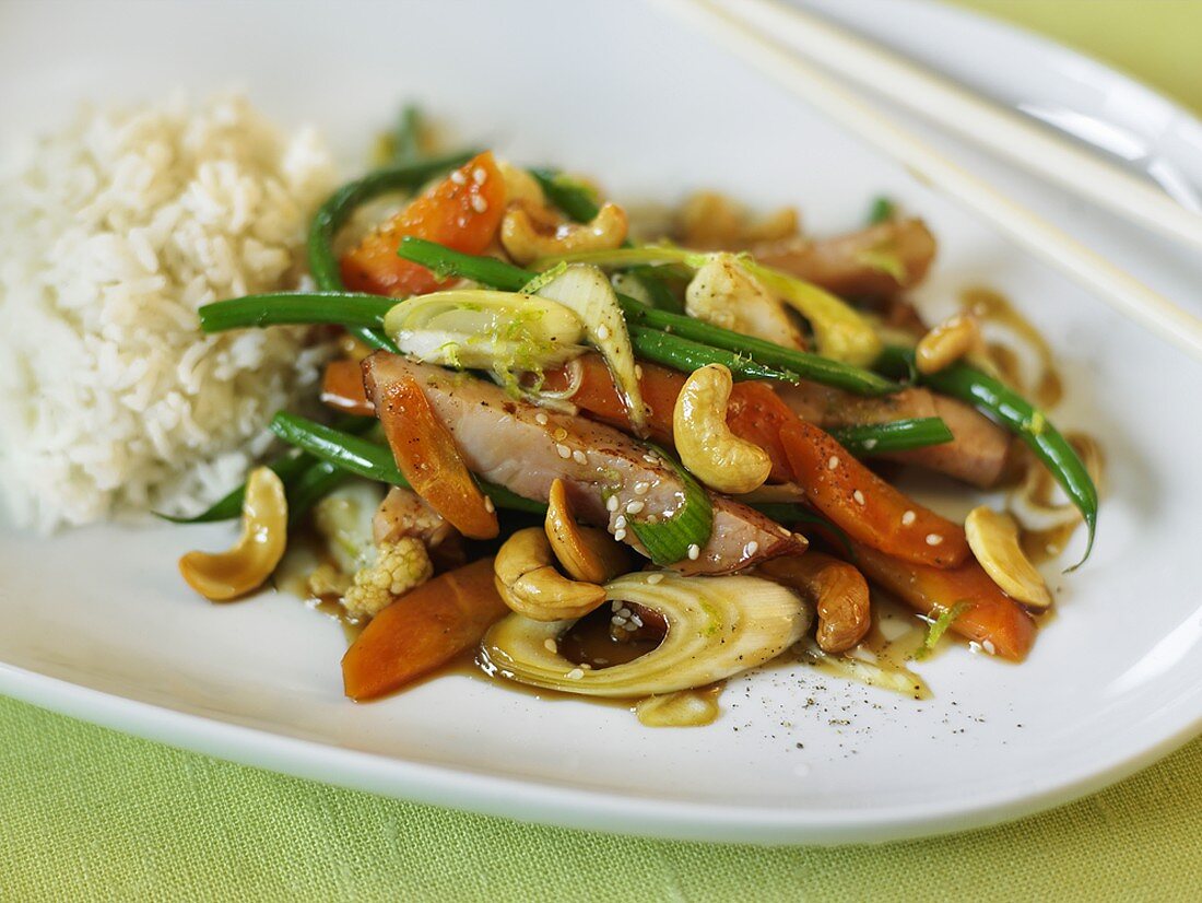 Stir-fried vegetables, cured pork & cashew nuts with soy sauce