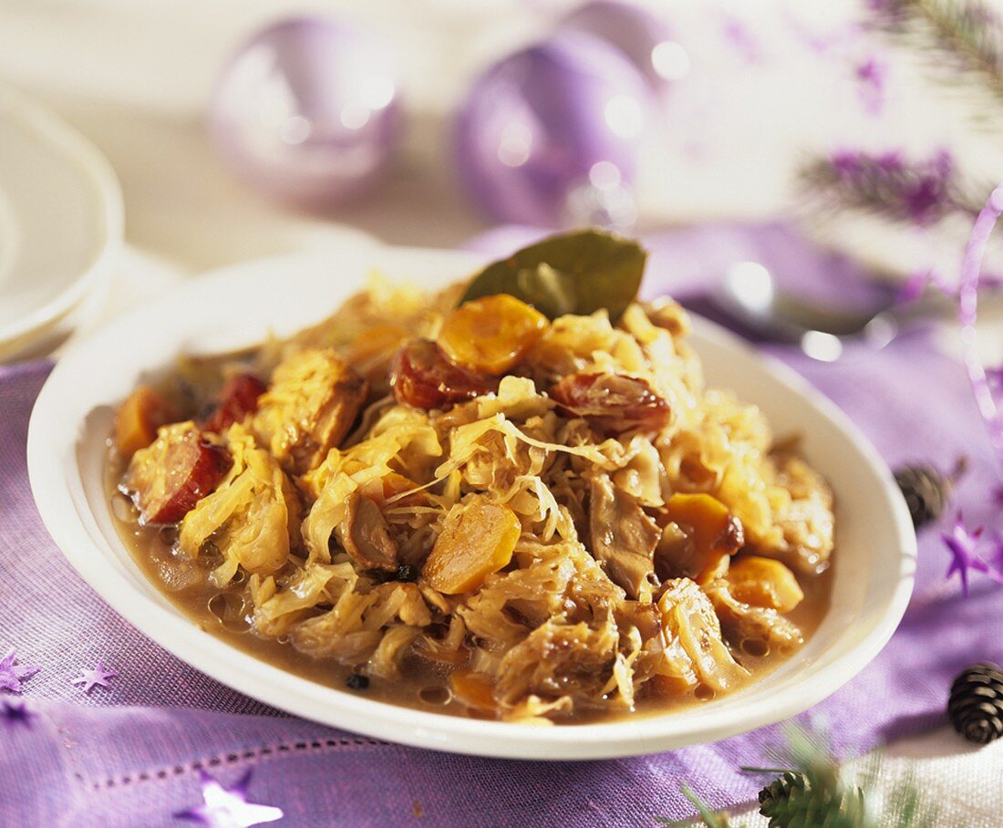 Sauerkrautsuppe auf weihnachtlich gedecktem Tisch