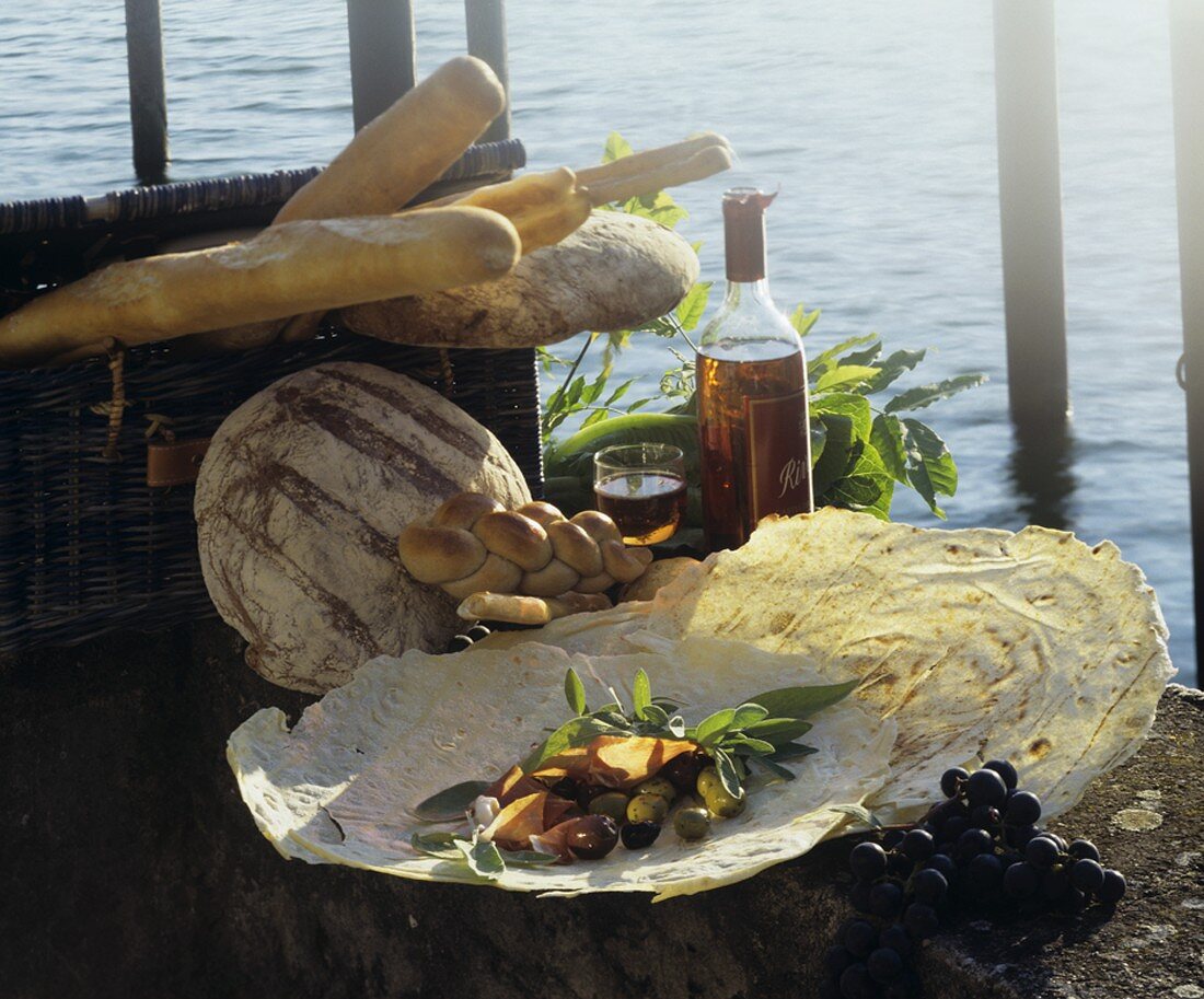 Sardisches Brot mit Oliven & Schinken am Meer