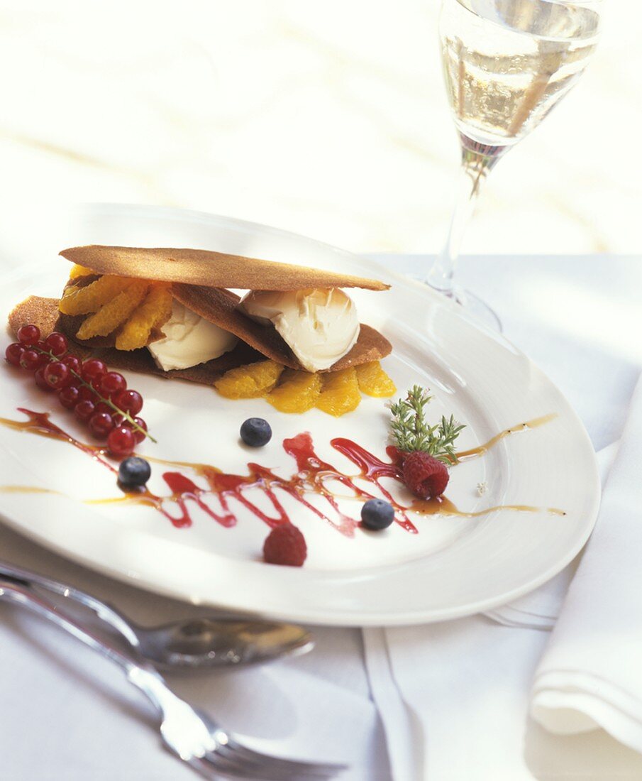 Eissdessert mit Waffelblättchen, Beeren & Orangenfilets