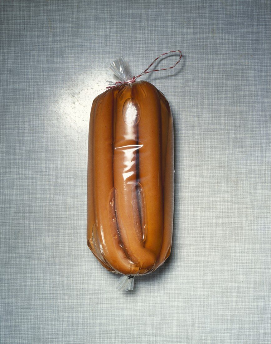 Wiener in einer Plastiktüte zusammengepfercht