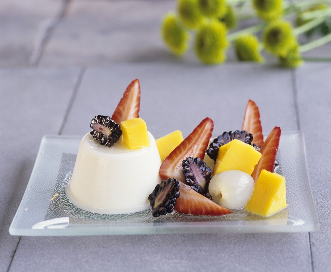 Panna Cotta alla macedonia (Sahnecreme mit Obstsalat)