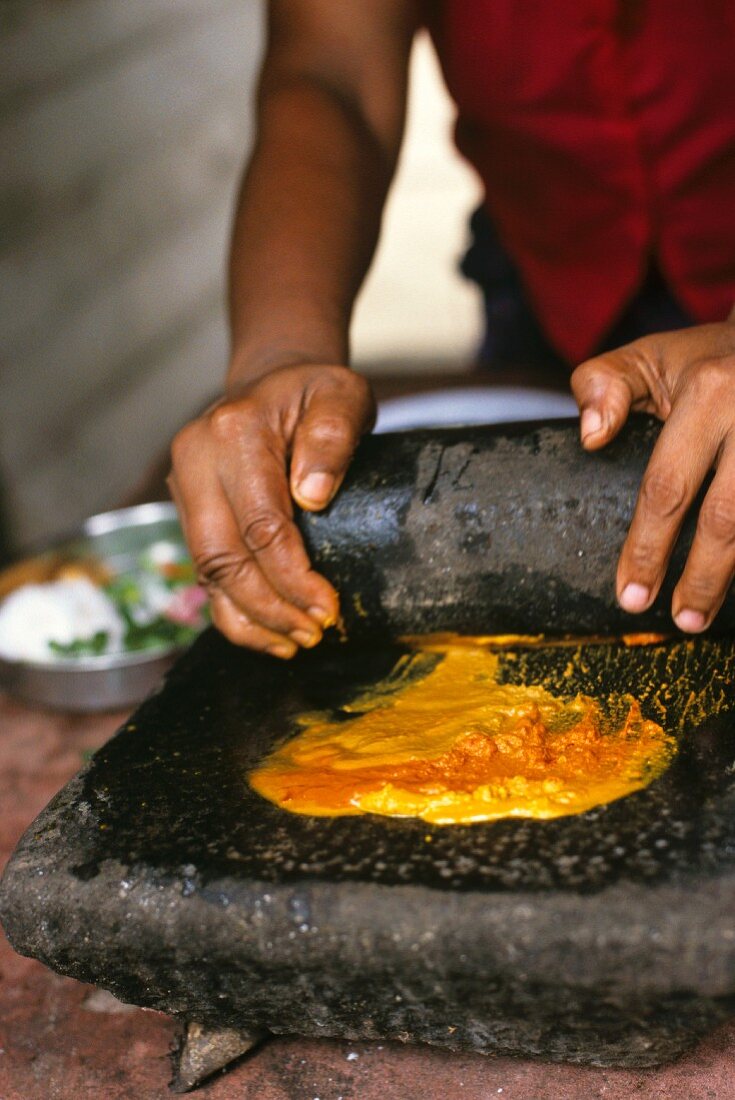 Inderin beim Zubereiten eines Currys