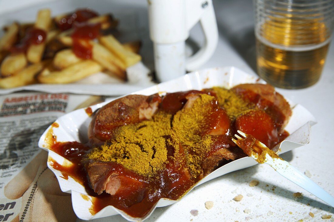 Currywurst auf Pappteller