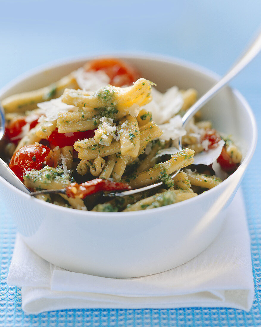 Pasta with pesto and tomatoes