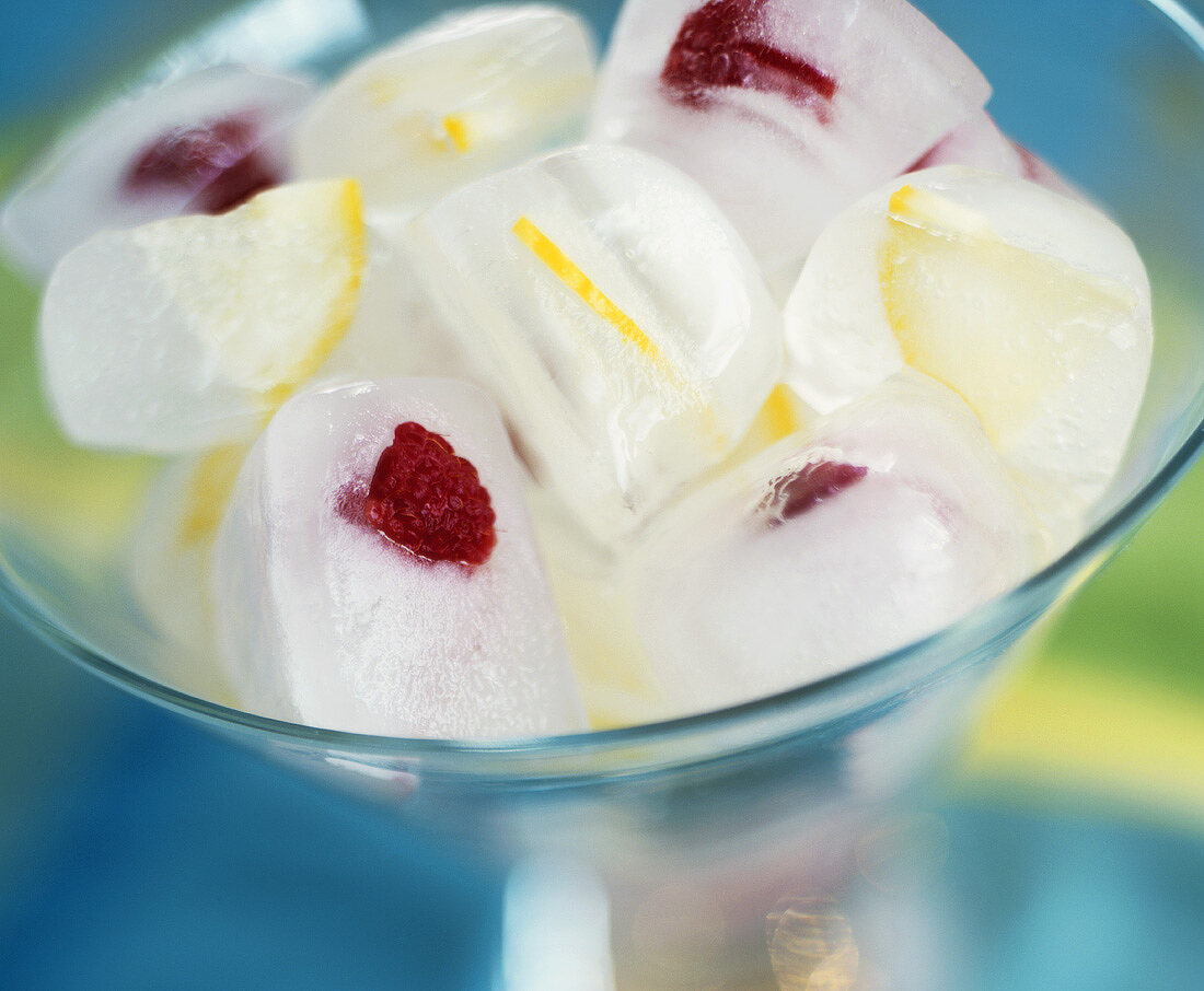 Eiswürfel mit gefrorenen Früchten