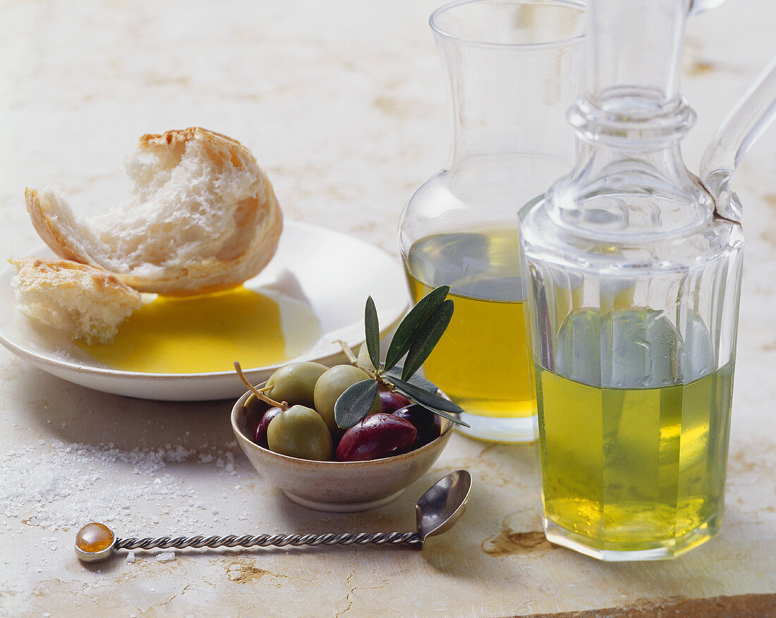 Oliven, Olivenöl und Weißbrot