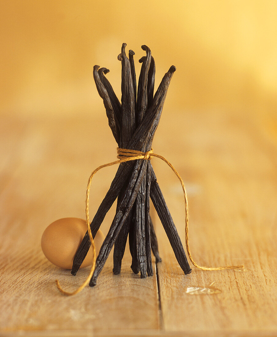 Vanilla pods and an egg