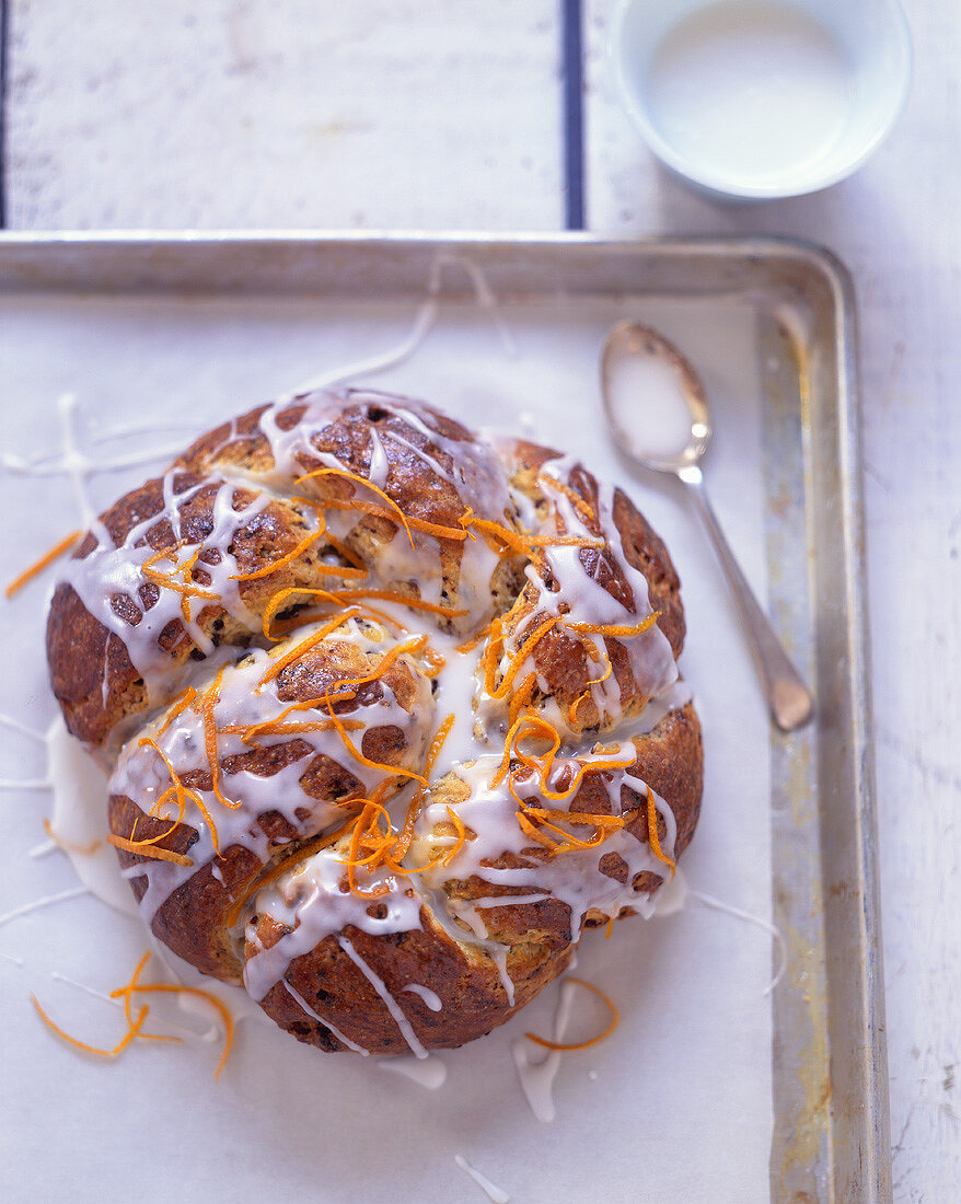 Orangenkuchen mit Zuckerglasur auf einem Backblech