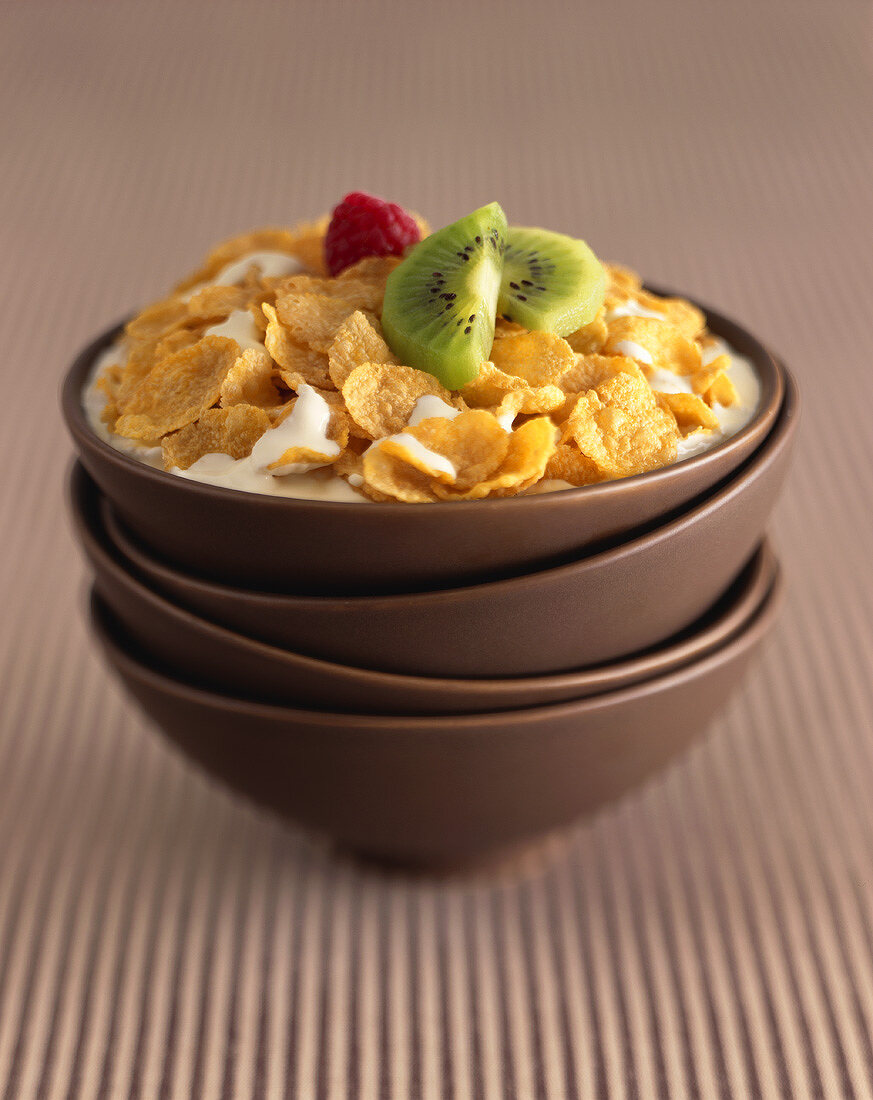 Cornflakes with yoghurt, kiwi fruit and raspberry