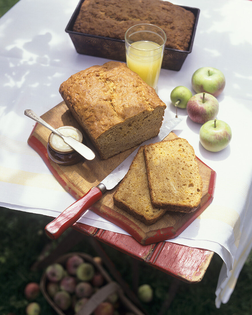 Apple loaf cake