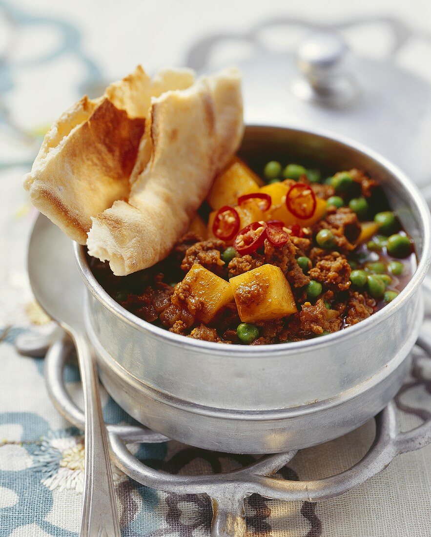 Mince with potatoes, peas and Indian spices