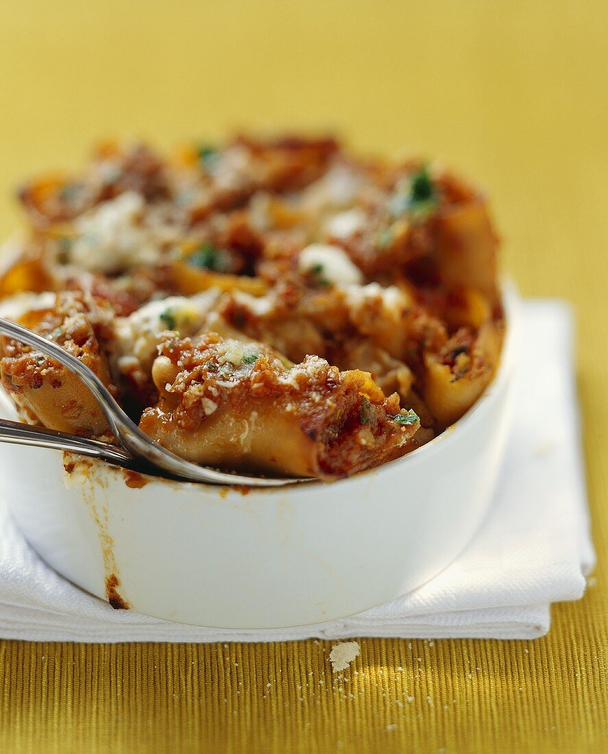 Baked cannelloni with bolognese sauce