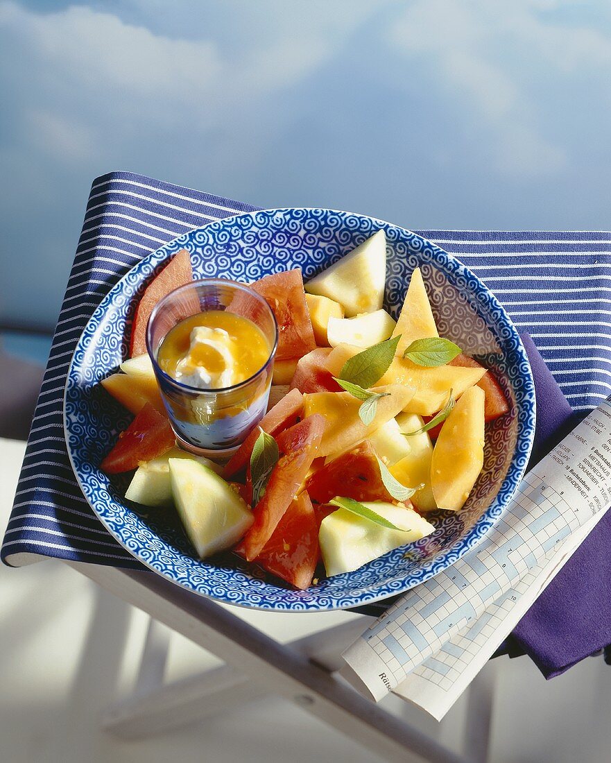 Melonensalat mit Ingwer-Sirup, Zitronenmelisse, Joghurt